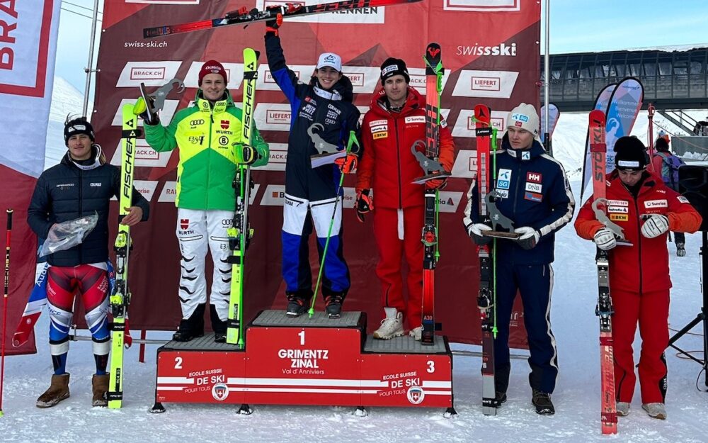 Leo Anguenot freut sich in Zinal über seinem ersten Sieg im Europacup. – Fotos: zvg / rk-photography.ch / Swiss Ski