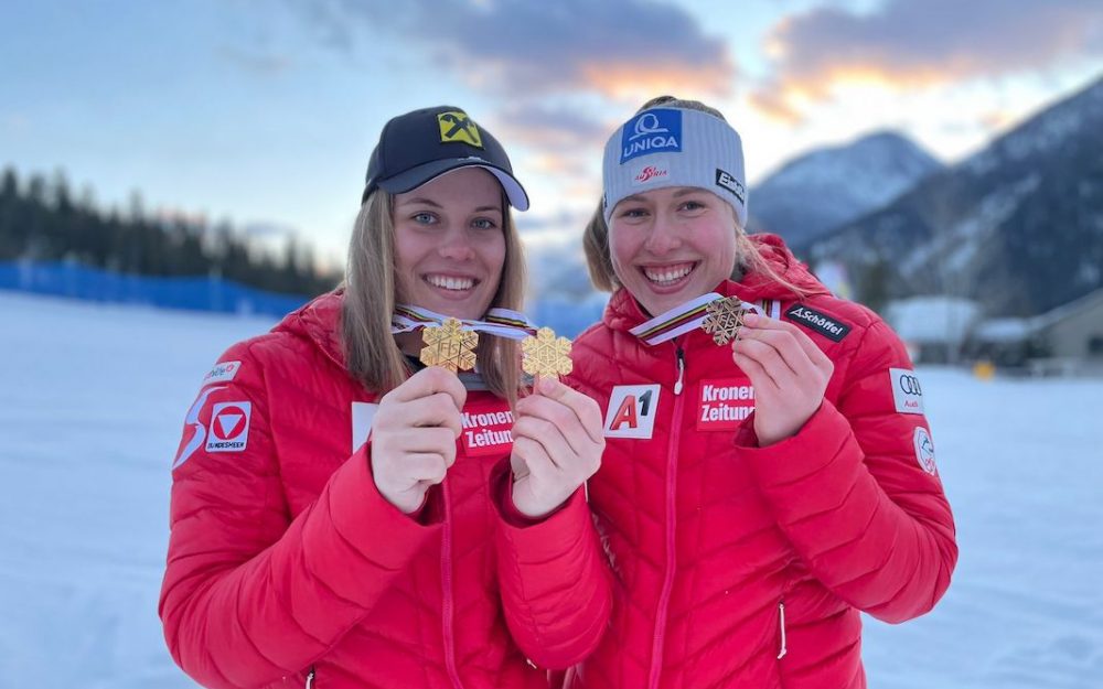 Junioren-WM: Wieder Gold – Magdalena Egger ist nicht zu stoppen Die Vorarlbergerinnen Magdalena Egger (links) und Victoria Olivier gewinnen Gold und Bronze im Super-G. – Foto: zvg/ÖSV