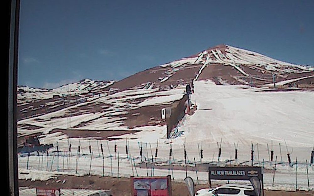 Ein Webcam-Bild aus El Colorado zeigt es: Schnee wird langsam zur Mangelware. – Foto: Webcam El Colorado