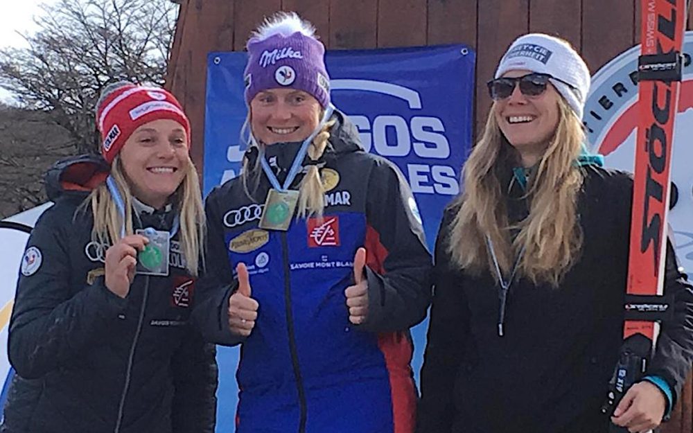 Andrea Ellenberger (rechts) freut sich über den dritten Platz hinter Tessa Worley und Taina Barioz. – Fotos: zvg