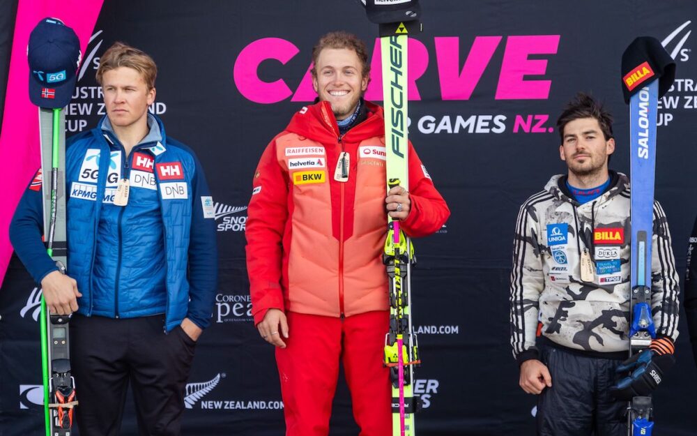 Der in der Mitte strahlt am meisten. Timon Haugan (links), Sieger Fadri Janutin und Andreas Zampa (rechts) bei der Siegerehrung. – Fotos: zvg/WinterGamesNZ