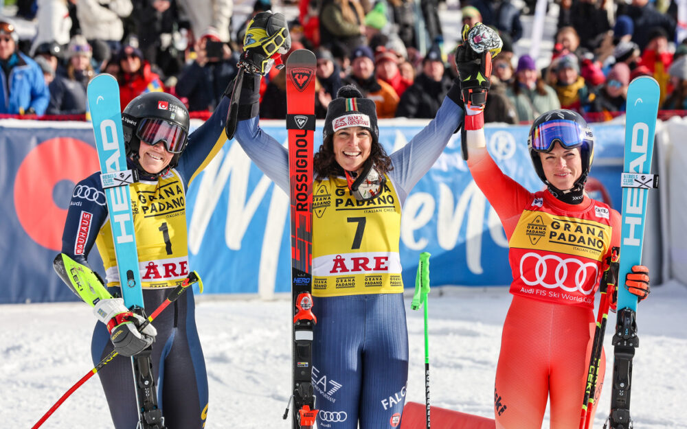 Federica Brignone gewinnt in Are und machts nochmal spannend Federica Brignone (Mitte) gewinnt den Riesenslalom von Are vor Sara Hector (links) und Lara Gut-Behrami. – Foto: GEPA pictures