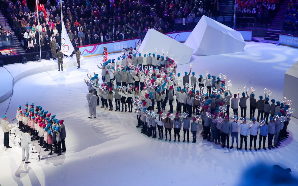 Im Zeichen der Olympischen Ringe – ein Kinderchor singt bei der Eröffnungsfeier die Olympische Hymne. – Foto: GEPA pictures