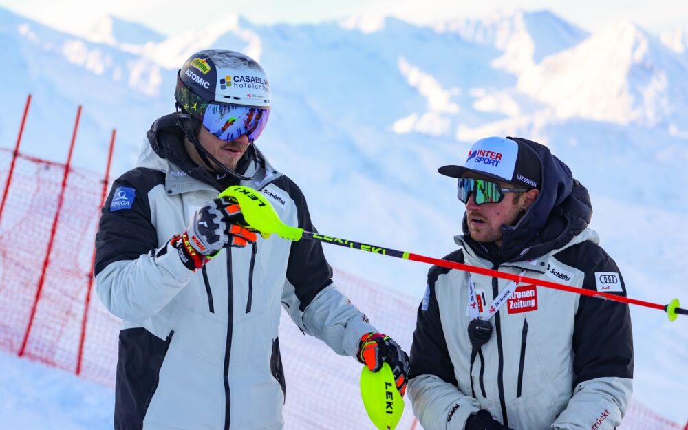 Manuel Feller (links) im Gespräch mit einem Coach. – Foto: GEPA pictures
