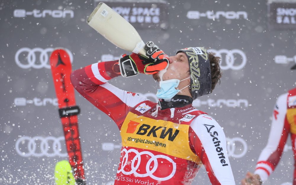 Manuel Feller gönnt sich nach seinem ersten Weltcup-Sieg einen Schluck. – Foto: GEPA pictures