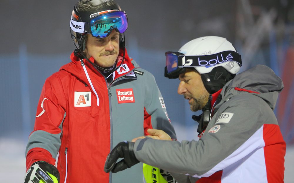 Manuel Feller vor dem baldigen Comeback Manuel Feller im Gespräch mit Trainer Marko Pfeifer. – Foto: GEPA pictures