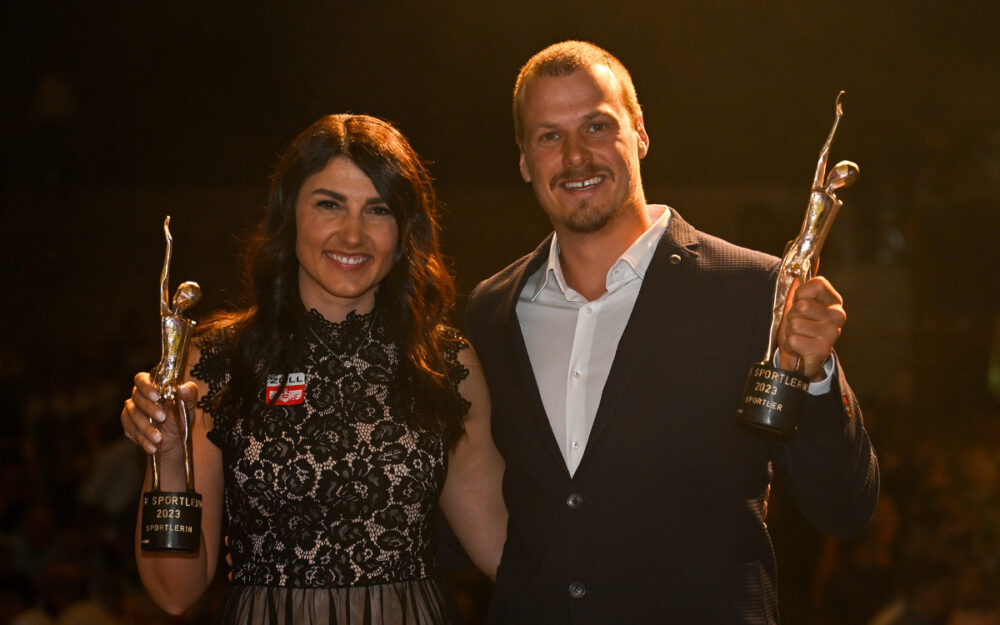 Stephanie Venier und Manuel Feller mit den Trophäen. – Foto: GEPA pictures