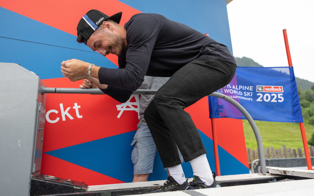 Patrick Feurstein, hier bei einer Trockenübung im Rahmen eines Meet and Greet im Vorfeld der Ski-WM 2025 in Saalbach. – Foto: GEPA pictures