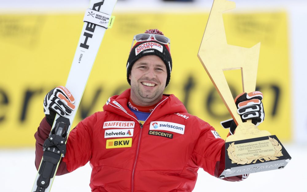 Beat Feuz hat sie in den Händen, die goldene Gams. – Foto: GEPA pictures