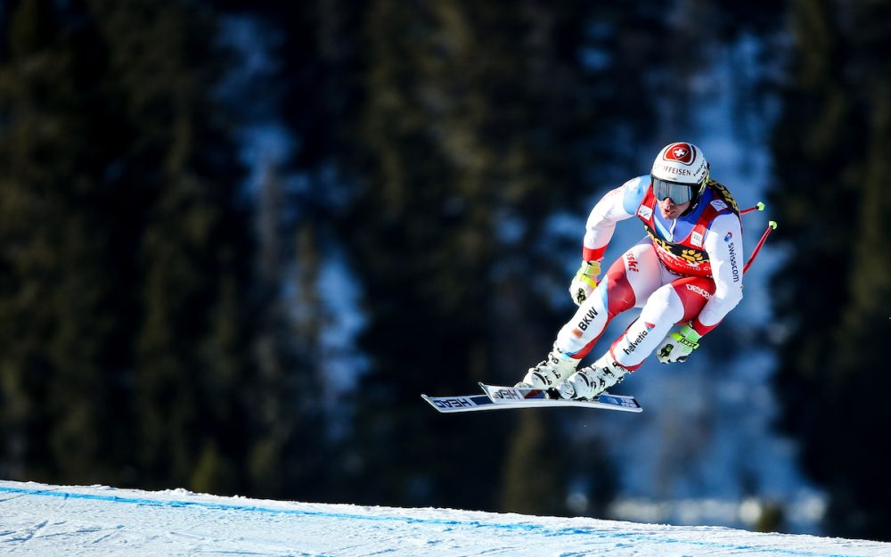 Beat Feuz hebt beim Training in Kvitfjell ab. – Foto. GEPA pictures