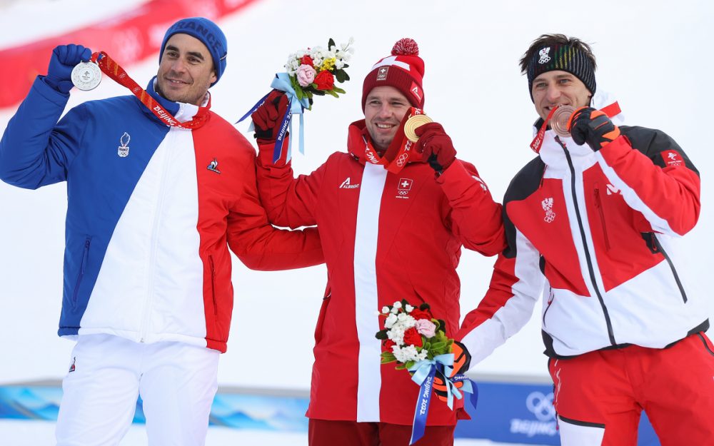 Johan Clarey, Beat Feuz und Matthias Mayer (v.l.) mit ihren Auszeichnungen. – Foto: GEPA pictures