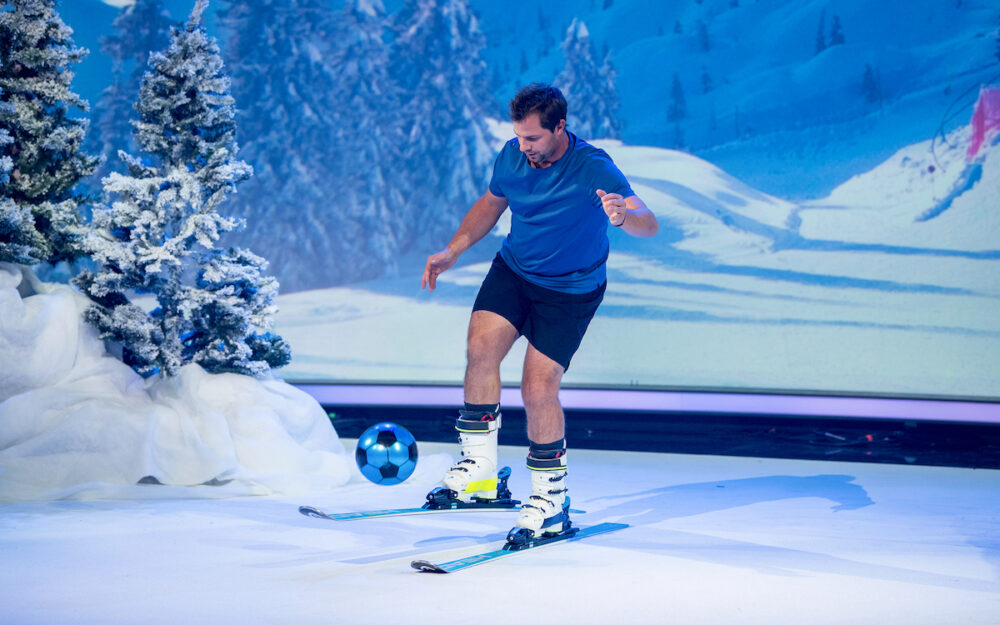 Vielseitiger Beat Feuz: Ski-Experte, Team-Coach, Fitness-Guru und jetzt Fussballtalent Beat Feuz beim Jonglieren. – Fotos: Medienstelle SRF