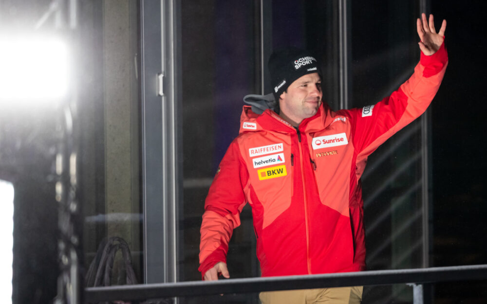 Freitagabend: Beat Feuz winkt im Zielhaus von Kitzbühel den Fans ein vorletztes Mal zu. – Foto: GEPA pictures