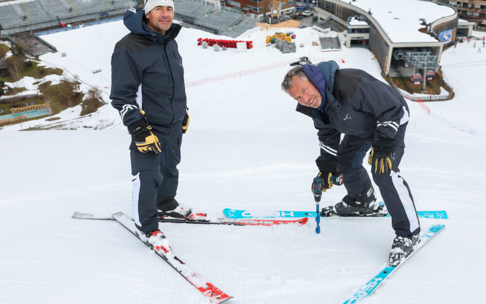 Raimund Plancker (links) und Hannes Trinkl prüfen die Piste und geben dann "grünes Licht" für den Weltcup-Final in Saalbach. – Foto: GEPA pictures