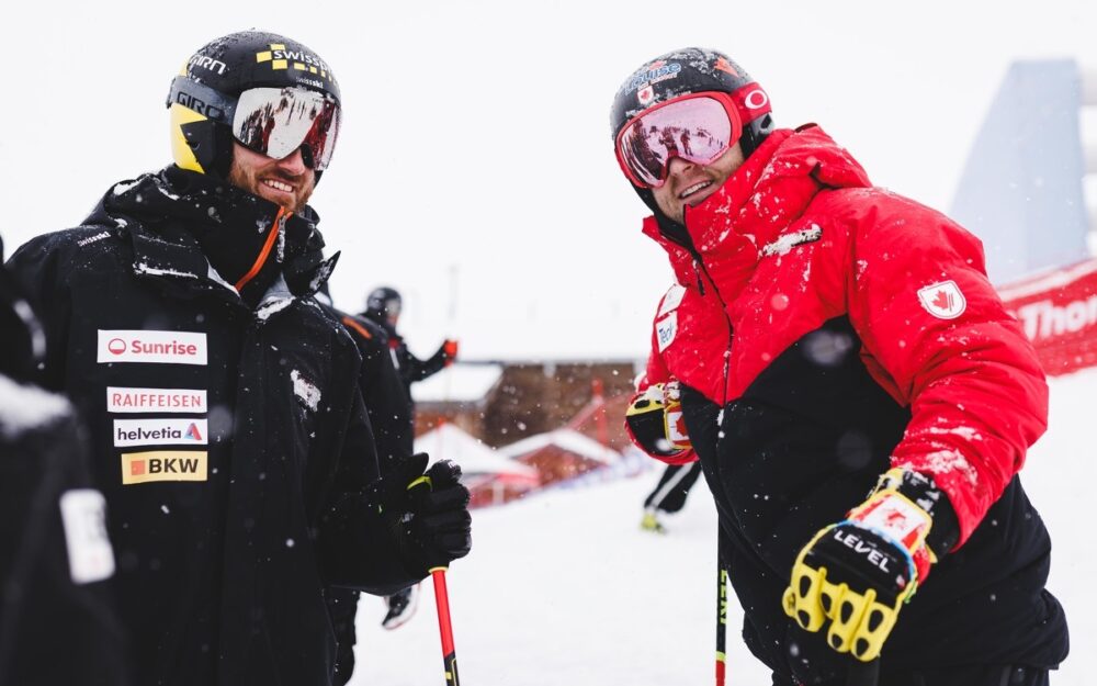 Skicross: Nächster Ausfall im Schweizer Team Alex Fiva (links) in Val Thorens im Gespräch mit dem Kanadier Brady Leman. – Foto: GEPA pictures