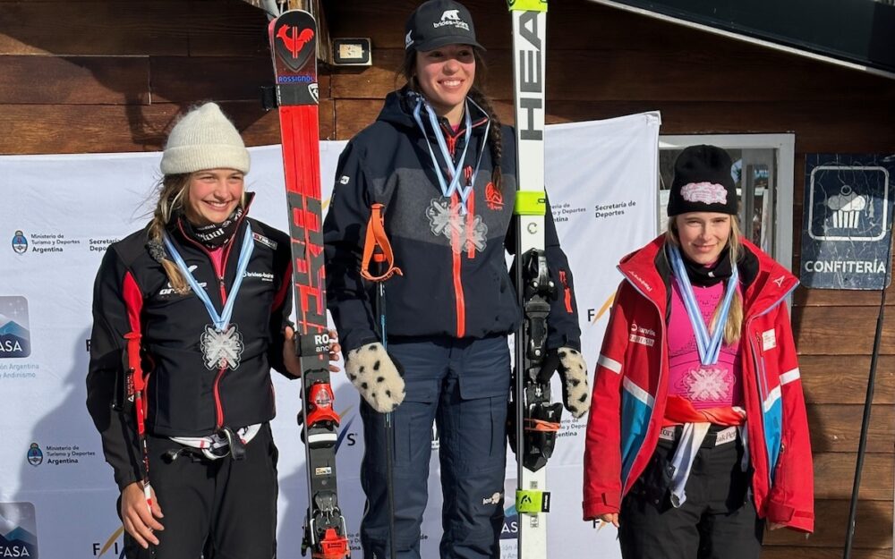 Erster Schweizer Podestplatz, Wind und Regen in Südamerika Hinter Camille Mascot (Mitte) und Juliette Hidas (links) sorgte Leandra Zehnder in Perito Morena (ARG) für den ersten Podestplatz 2023/24 einer Schweizer Skirennfahrerin. – Foto: zvg