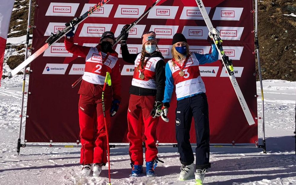 Katja Grossmann, Luana Flütsch und Alexandra Walz (v.l.) bei der Siegerinnenehrung. – Foto: Swiss Ski / zvg