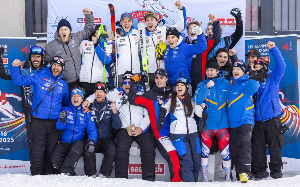 Das französische Team um Florian Loriot, den Leader in der Super-G-Wertung, in Jubelstimmung. – Foto: GEPA pictures