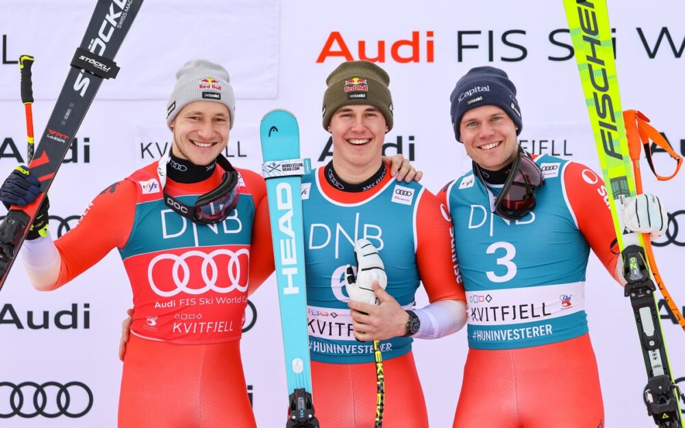 Marco Odermatt, Franjo von Allmen und Stefan Rogentin freuen sich über einen weiteren Dreifach-Erfolg. – Foto: GEPA pictures