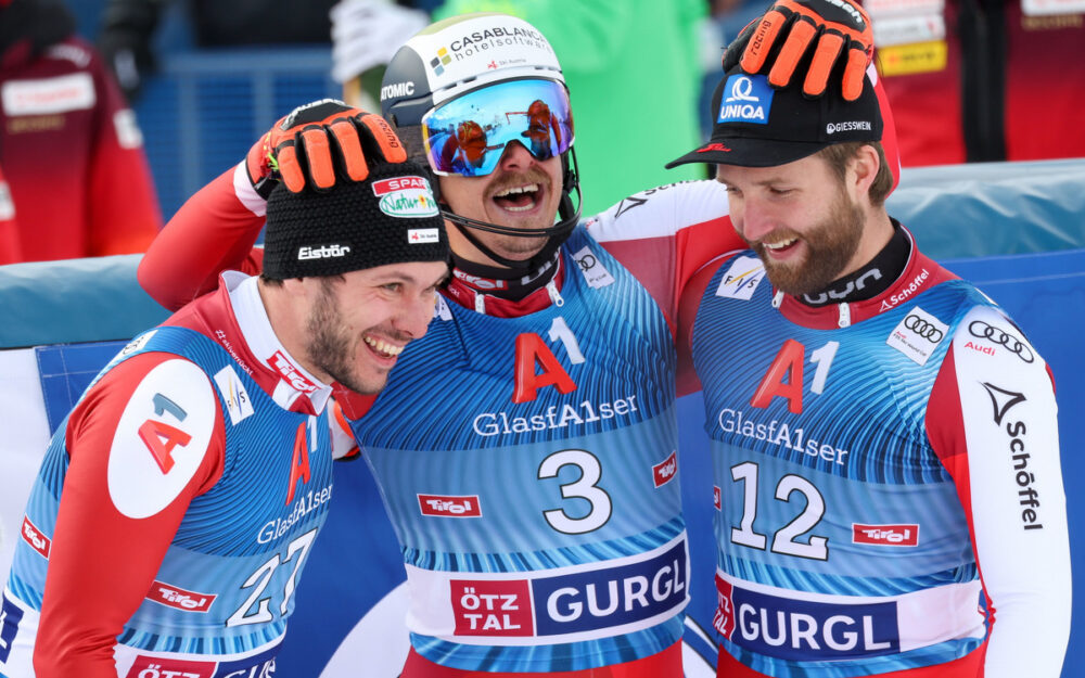 Manuel Feller (Mitte), Marco Schwarz (rechts) und Mario Matt feiern einen Dreifach-Sieg in Gurgl. – Foto: GEPA pictures
