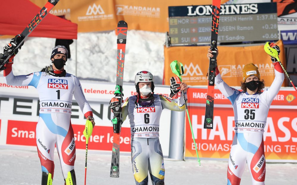 Henrik Kristoffersen (Mitte) wird von den Schweizer Ramon Zenhäusern (links) und Sandro Simonet "eingerahmt". – Foto: GEPA pictures