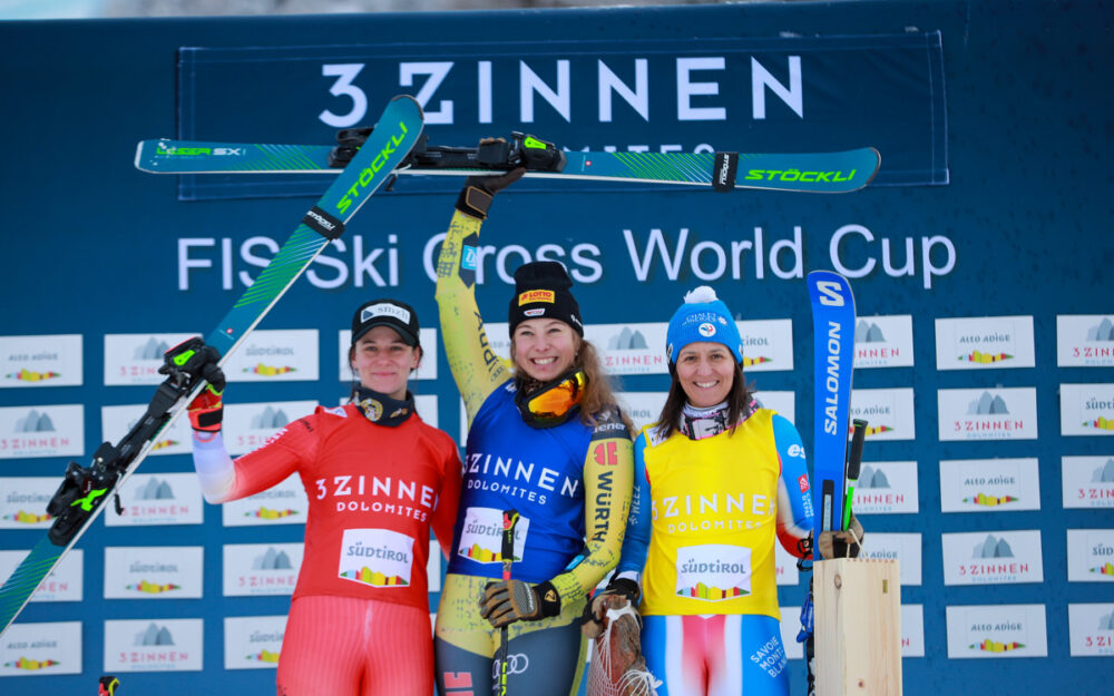 Skicross: Bestresultat – Talina Gantenbein fährt auf Platz 2 Talina Gantenbein, Daniela Maier und Marie Berger Sabbatel (v.l.) auf dem Podest in Innichen.– Foto: GEPA pictures