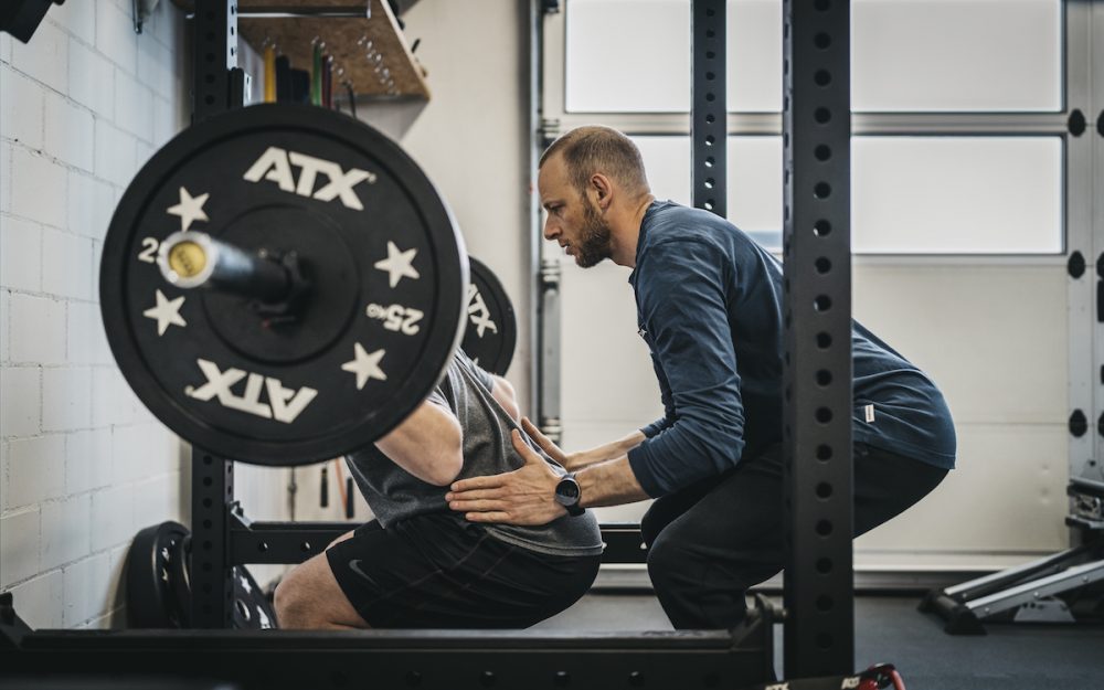 Marc Gini: „Menschen motivieren gehört zu meinen Stärken“ Marc Gini unterstützt einen Athleten bei der Arbeit mit den Gewichten. – Foto: www.ni-photography.com / Nicholas Iliano
