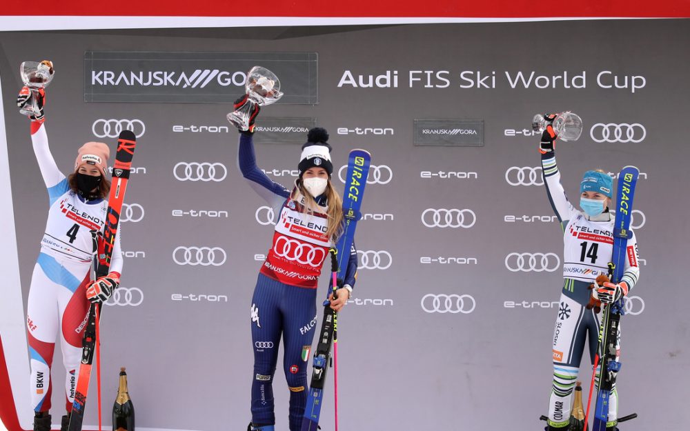 Marta Bassino gewinnt auch das 2. Rennen von Kranjska Gora und feiert mit Michelle Gisin (links) und Meta Hrovat (rechts) den Erfolg. – Foto: GEPA pictures