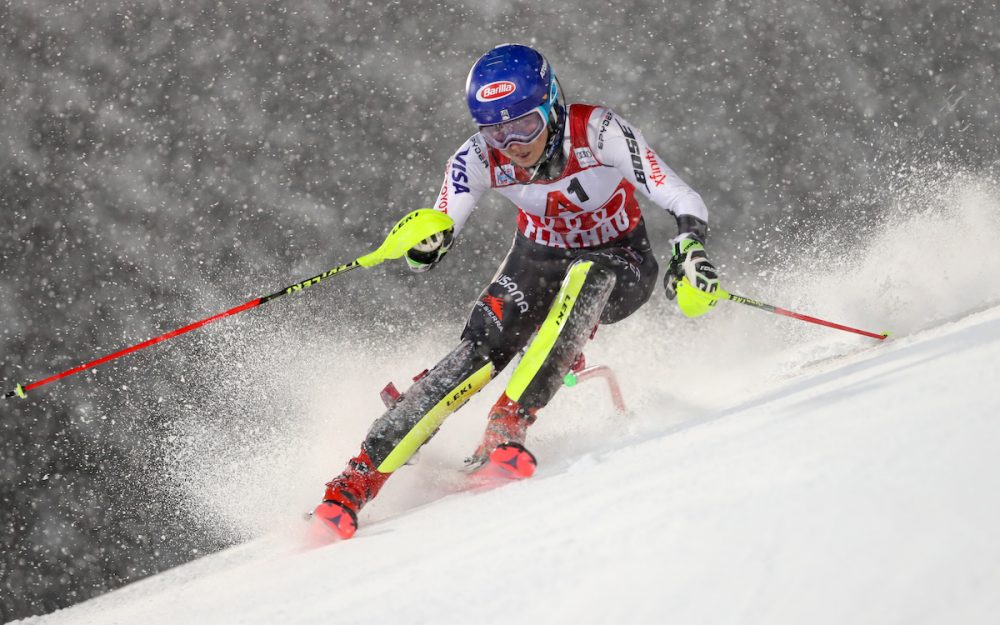 Auch vom Schneetreiben nicht zu bremsen: Mikaela Shiffrin auf dem Weg zur Bestzeit im 1. Lauf. – Foto: GEPA pictures