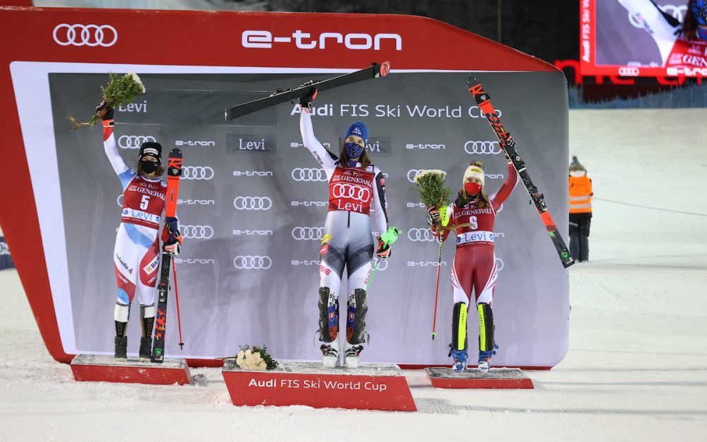 Petra Vlhova (MItte) gewinnt vor Michelle Gisin, die zum ersten Mal in einem WC-Slalom Zweite wird, und Katharina Liensberger (rechts). – Foto: GEPA pictures