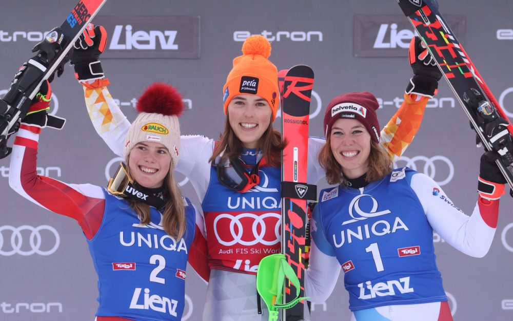 Petra Vlhova (Mitte) geniesst den Sieg flankiert von Katharina Liensberger (links) und Michelle Gisin. – Foto: GEPA pictures