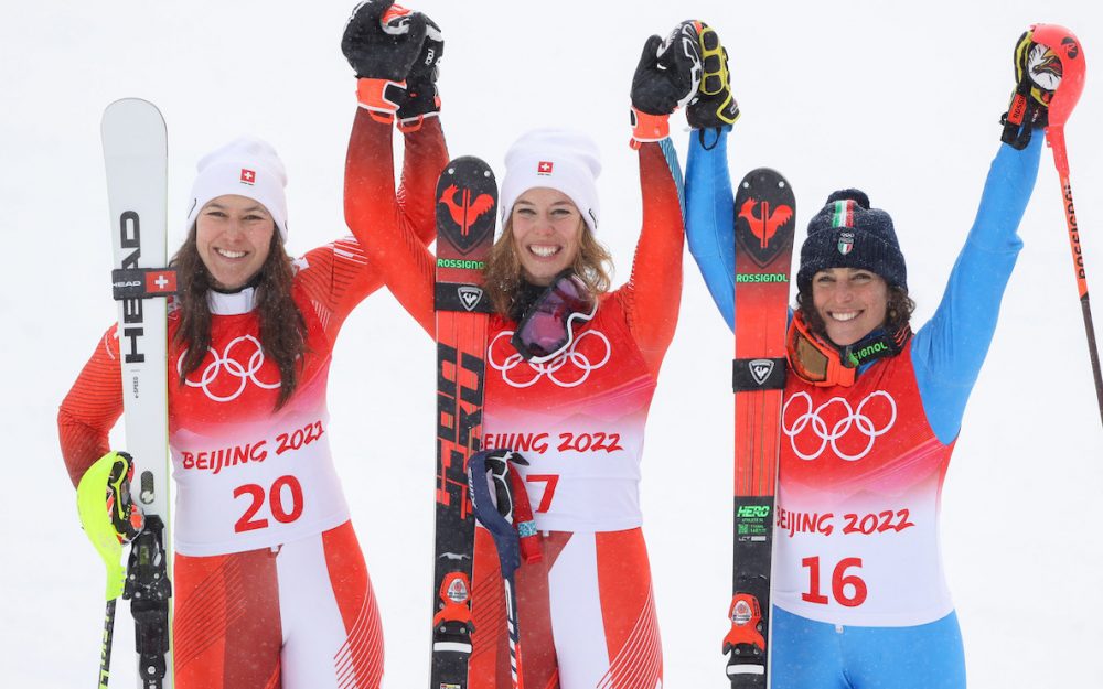 Michelle Gisin (Mitte) holt wie schon 2018 Olympiagold in der Kombination, Silber geht an Wendy Holdener (links) und Bronze holt sich Federica Brignone. – Foto: GEPA pictures