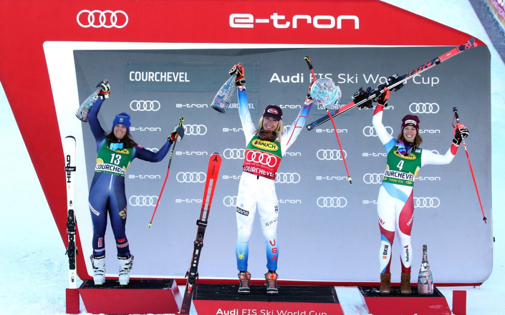 Sara Hector, Mikaela Shiffrin und Michelle Gisin (v.l.) bei der Siegerinnenehrung. – Foto: GEPA pictures