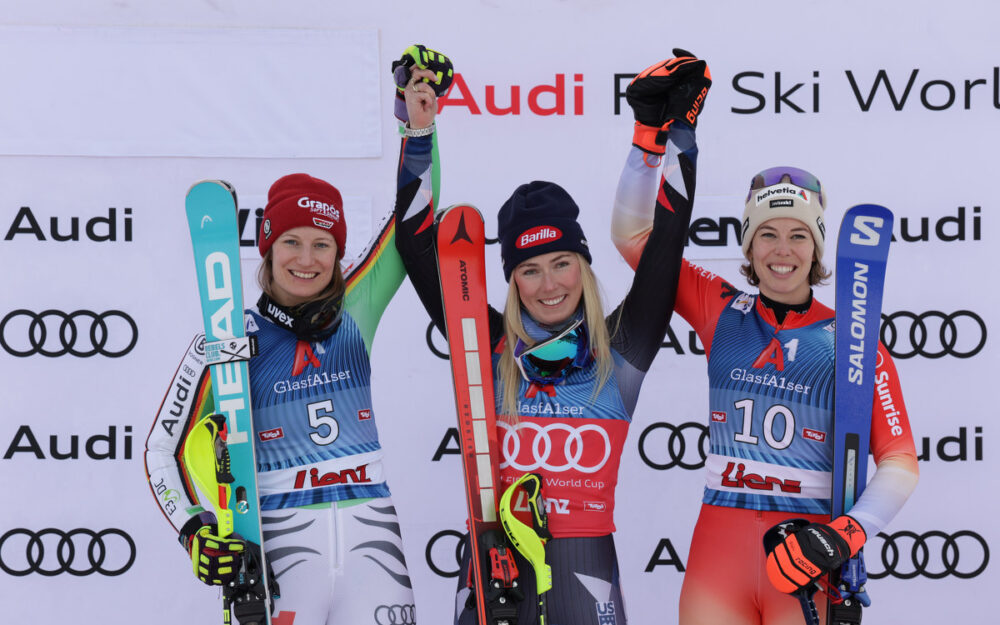 Sieg Nummer 93 als perfekter Jahresabschluss für Mikaela Shiffrin Das letzte Siegerinnenbild des Jahres 2023 zeigt (v.l.) Lena Dürr, Mikaela Shiffrin und Michelle Gisin. – Foto: GEPA pictures
