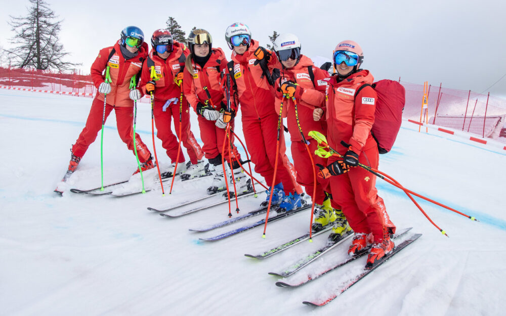 Michelle Gisin (blaue Skischuhe) und die Speed-Spezialistinnen (v.l.) Stephanie Jenal, Corinne Suter, Delia Durrer, Jasmine Flury und Joana Hählen. – Foto: GEPA pictures