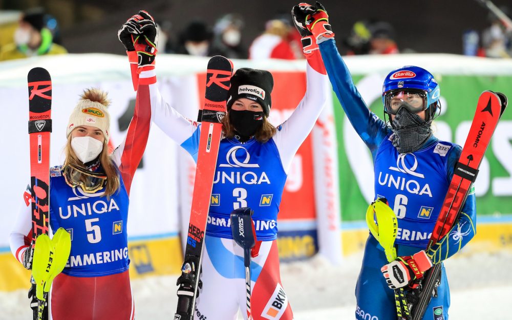 Katharina Liensberger (links) und Mikaela Shiffrin (rechts) flankieren Siegerin Michelle Gisin. – GEPA pictures