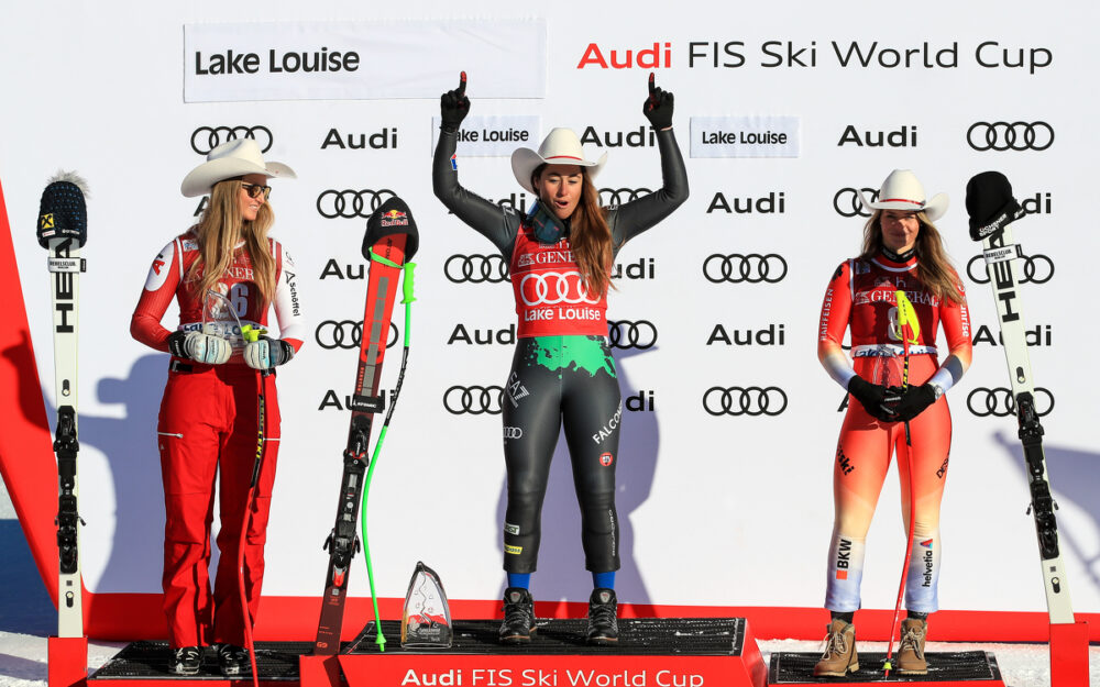 Sofia Goggia (Mitte) gewinnt auch die zweite Abfahrt von Lake Louise. Nina Ortlieb (links) kommt auf Platz 2, Corinne Sutter wird Dritte. – Foto: GEPA pictures