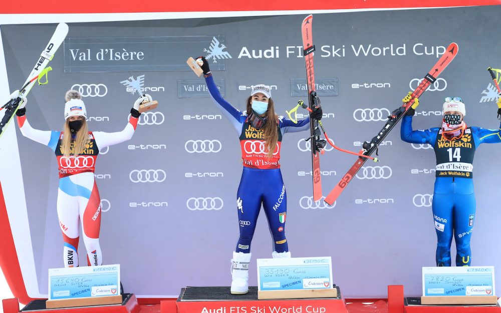 Sofia Goggia (Mitte), Corinne Suter (links) und Breezy Johnson auf dem Podest in Val d'Isère. – Foto: GEPA pictures