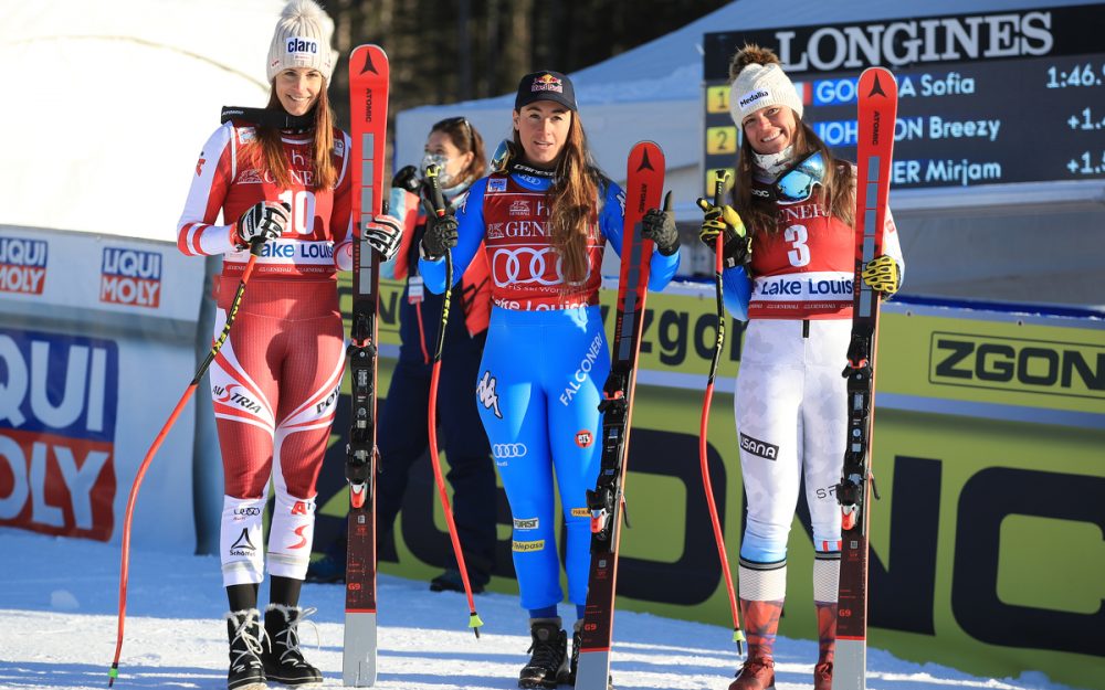Sofia Goggia „fliegt“ zu ihrem 12. Weltcup-Sieg Mirjam Puchner, Sofia Goggia Breezy Johnson (v.l.) freuen sich über den geglückten Auftakt in die Speed-Saison. – Foto: GEPA pictures