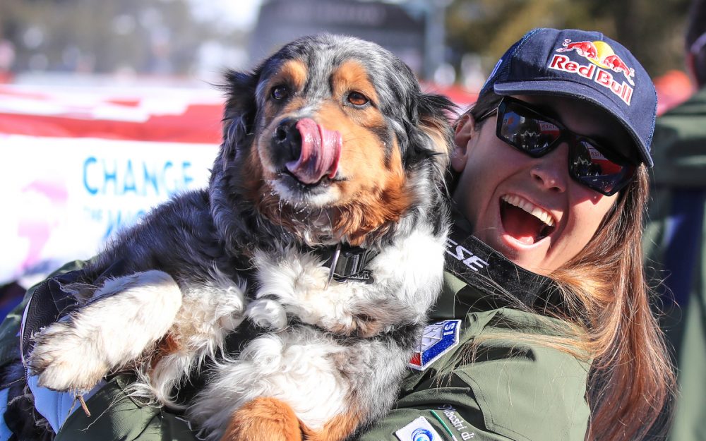 Sofia Goggia und ihr Hund Belle. – Foto: GEPA pictures