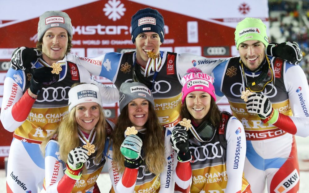 Das Schweizer Team feiert WM-Gold. – Foto: GEPA pictures