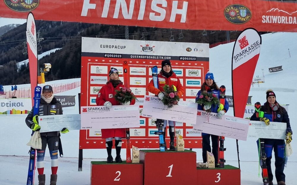 Nicole Good (Bildmitte) freut sich über ihren zweiten Sieg bei einem EC-Slalom. – Foto: zvg / Swiss Ski