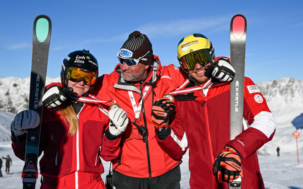 Meisterin Sonja Gigler (links), Meister Mathias Graf (rechts) und Servicemann Heinz Krawanja. – Foto: GEPA pictures