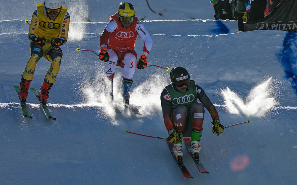 Mathias Graf (Mitte) gewann im Pitztal das erste EC-Rennen des Winters. – Foto: GEPA pictures