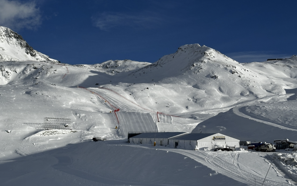 FIS erteilt das „Go“ auch für die Speed-Premiere der Frauen Winterliche Verhältnisse auf und neben der "Gran Becca"-Piste. – Foto: Cervino Ski Paradise