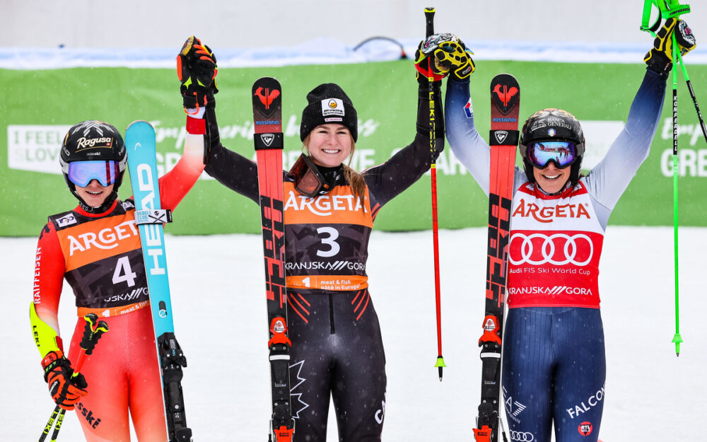 Lara Gut-Behrami, Siegerin Valerie Grenier und Federica Brignone lassen sich in Kranjska Gora feiern. – Foto: GEPA pictures