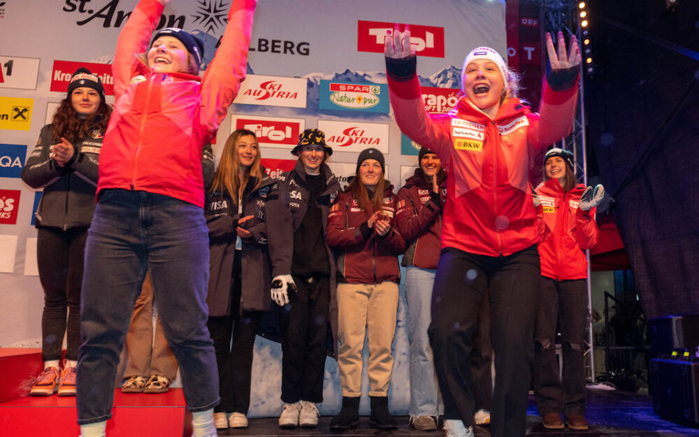 Partystimmung bei den Weltmeisterinnen Stefanie Grob (links) und Janine Mächler bei der Medaillenübergabe. – Foto: GEPA pictures