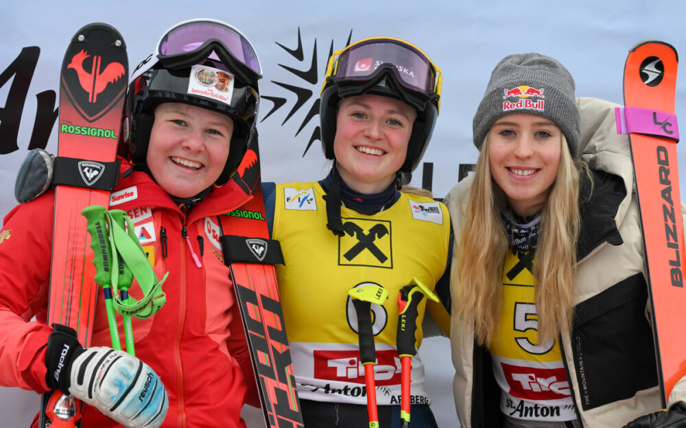 Stefanie Grob (links) gewinnt in St. Anton ihre vierte Medaille bei den Junioren-Weltmeisterschaften. Gold geht an Hanna Aronsson Elfman (Mitte), Bronze an Lara Colturi. – Foto: GEPA pictures