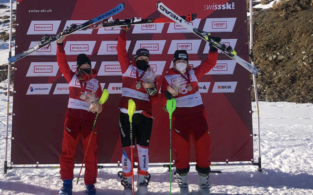 Delphine Darbellay, Katja Grossmann und Aline Höpli (v.l.) mit ihren ersten SM-Medaillen. – Foto: Swiss Ski