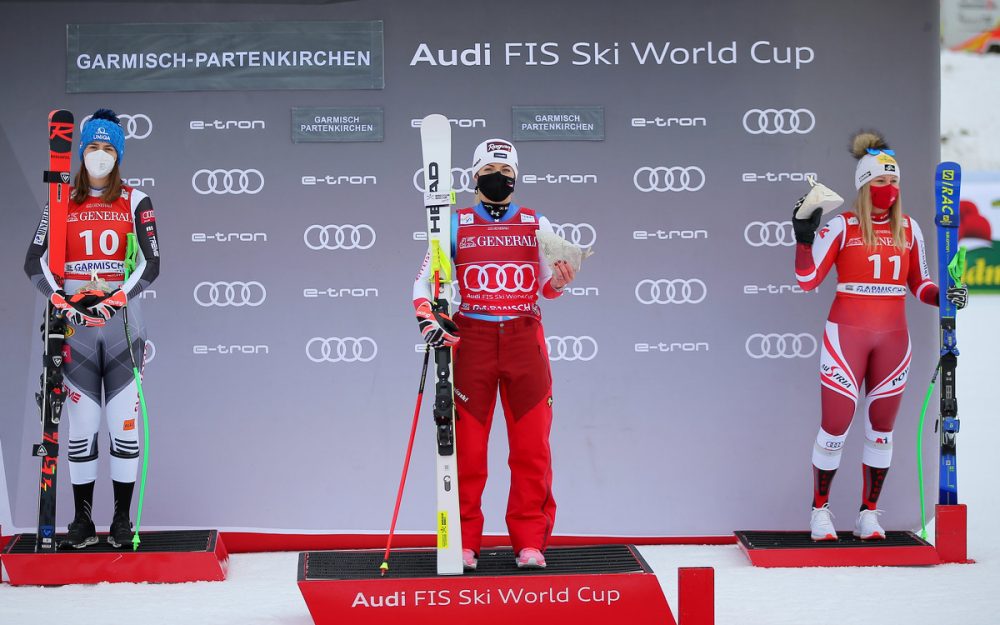 Zum insgesamt 30. Mal steht Lara Gut-Behrami bei einem Weltcup-Rennen bei der Siegerehrung in der Mitte. Links freut sich unter der Maske Petra Vlhova und rechts die Österreicherin Tamara Tippler. – Foto: GEPA pictures